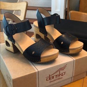 Dansko Odele Black Leather Wood Sandals sz 39 us9